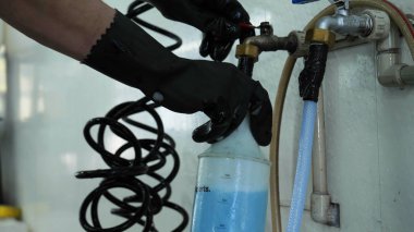 Profesyonel araba yıkama hizmeti sonra profesyonel araba yıkayarak mendil ve kurur pencere. Konsept: Okuma gözlükleri, Profesyonel çalışma, Siyah eldiven, Mavi bez