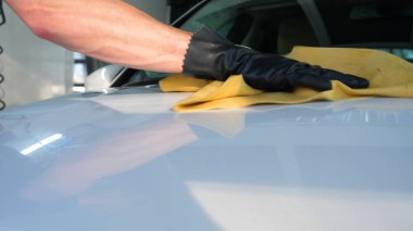 Profesyonel araba yıkama hizmeti sonra profesyonel araba yıkayarak mendil ve kurur pencere. Konsept: Okuma gözlükleri, Profesyonel çalışma, Siyah eldiven, Mavi bez