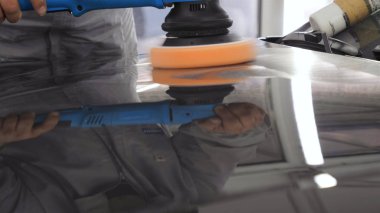 Profesyonel araba yıkama hizmeti sonra profesyonel araba yıkayarak mendil ve kurur pencere. Konsept: Okuma gözlükleri, Profesyonel çalışma, Siyah eldiven, Mavi bez