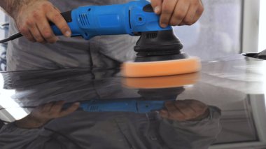 Profesyonel araba yıkama hizmeti sonra profesyonel araba yıkayarak mendil ve kurur pencere. Konsept: Okuma gözlükleri, Profesyonel çalışma, Siyah eldiven, Mavi bez