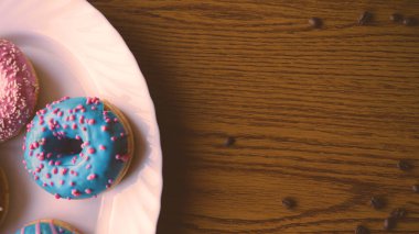 Bir kız ya da bir kadın yiyecek, kahvaltı, kahve, çörek, çilek, kahve, bir fincan kahve ve kahve çekirdekleri, yaban mersini ve çilek bir fotoğraf çeker.