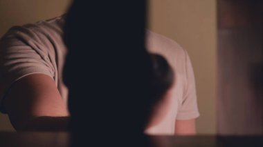 Adam kitaplıktan kitap alır. Öğrenci kütüphanede duruyor ve kitap seçin. Akıllı takım elbiseli adam kitaplığın yanında okuyor. Çalışma. Öğrenmek, eğitim, araştırma, tarih