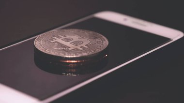 Adam kitaplıktan kitap alır. Öğrenci kütüphanede duruyor ve kitap seçin. Akıllı takım elbiseli adam kitaplığın yanında okuyor. Çalışma. Öğrenmek, eğitim, araştırma, tarih