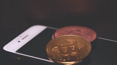 Adam kitaplıktan kitap alır. Öğrenci kütüphanede duruyor ve kitap seçin. Akıllı takım elbiseli adam kitaplığın yanında okuyor. Çalışma. Öğrenmek, eğitim, araştırma, tarih