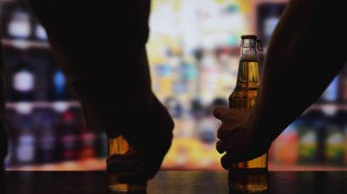 Bar Sayacında Buzlu Bira Bardağı. Karanlık bir barda bir bardak bira. Barmen Açık