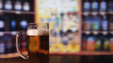 Bar Sayacında Buzlu Bira Bardağı. Karanlık bir barda bir bardak bira. Barmen Açık