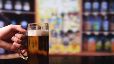 Bar Sayacında Buzlu Bira Bardağı. Karanlık bir barda bir bardak bira. Barmen Açık