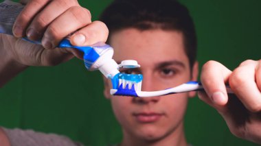 Bir kromatinin arka planı, genç bir adam (çocuk) farklı duygular gösterir. Konsept: Yeşil arka plan, Chroma Key, Gerçek duygular, Fighter, Like, Fashion, Blonde.