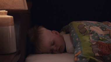 Bir kromatinin arka planı, genç bir adam (çocuk) farklı duygular gösterir. Konsept: Yeşil arka plan, Chroma Key, Gerçek duygular, Fighter, Like, Fashion, Blonde.