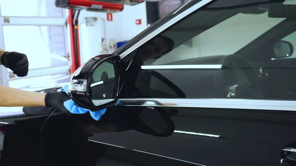 Joven Trabajador Profesional Instala Lámparas Cerámica Roja Taller Coches Lavado — Foto de Stock