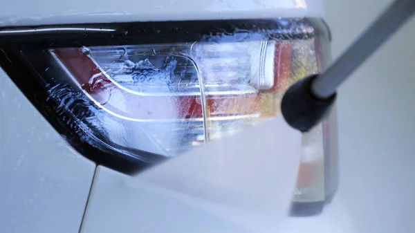 Profesjonalna Myjka Samochodowa Wysycha Okno Myjni Samochodowej Koncepcja Okulary Czytania — Zdjęcie stockowe