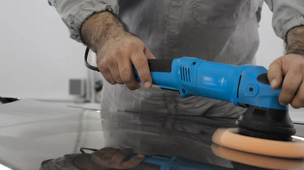 Ein Mann Spezialanzug Poliert Eine Graue Karosserie Ein Werkzeug Zum — Stockfoto