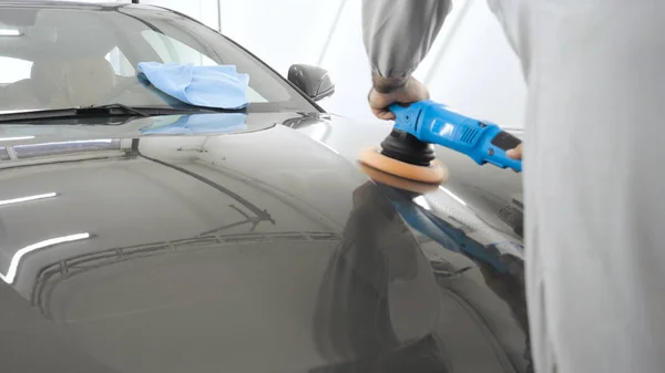 Man Special Suit Polishes Gray Car Body Tool Polishing Cars — Stock Photo, Image