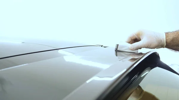 特別なスーツの男磨きグレーの車体 ワーク ショップに車を研磨するためのツール — ストック写真