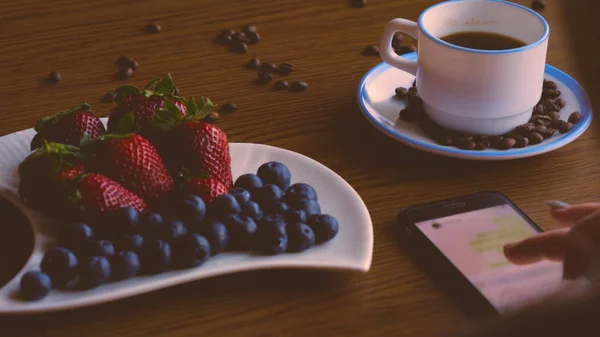 Una Niña Una Mujer Toma Una Foto Comida Desayuno Café — Foto de Stock