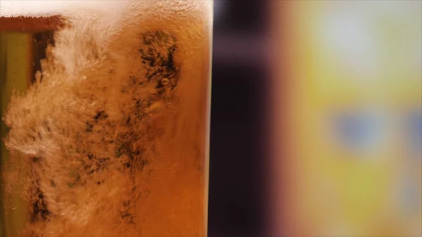 バーカウンターの冷たいビールの冷ややかなグラス 暗いパブでビールのグラス バーテンダーはオンです — ストック写真