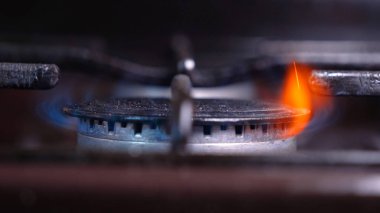 Gaz sobası yanarken çok yakından görüntülenir, kontrol edilir ve kapanır. Konsept: Gaz, Soba, Mutfak.