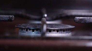 Gaz sobası yanarken çok yakından görüntülenir, kontrol edilir ve kapanır. Konsept: Gaz, Soba, Mutfak.