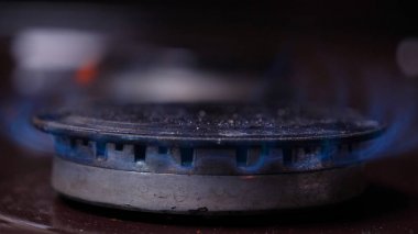 Gaz sobası yanarken çok yakından görüntülenir, kontrol edilir ve kapanır. Konsept: Gaz, Soba, Mutfak.