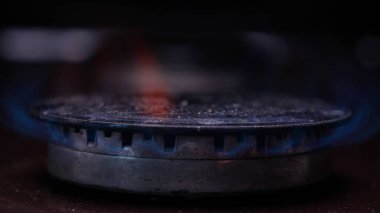 Gaz sobası yanarken çok yakından görüntülenir, kontrol edilir ve kapanır. Konsept: Gaz, Soba, Mutfak.