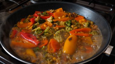 Lezzetli taze sebzeler tavada pişirilir, evdeki vejetaryenler için yemek. Sebze, Biyolojik Ürün, Mantar, Brokoli, Renkli Lahana, Havuç, Mısır, Paprika.