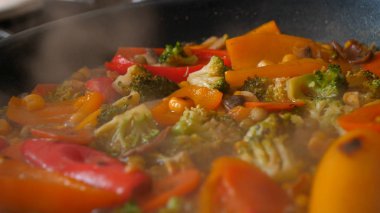 Lezzetli taze sebzeler tavada pişirilir, evdeki vejetaryenler için yemek. Sebze, Biyolojik Ürün, Mantar, Brokoli, Renkli Lahana, Havuç, Mısır, Paprika.