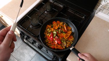 Lezzetli taze sebzeler tavada pişirilir, evdeki vejetaryenler için yemek. Sebze, Biyolojik Ürün, Mantar, Brokoli, Renkli Lahana, Havuç, Mısır, Paprika.