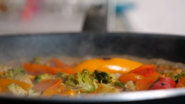 Lezzetli taze sebzeler tavada pişirilir, evdeki vejetaryenler için yemek. Sebze, Biyolojik Ürün, Mantar, Brokoli, Renkli Lahana, Havuç, Mısır, Paprika.