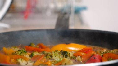 Lezzetli taze sebzeler tavada pişirilir, evdeki vejetaryenler için yemek. Sebze, Biyolojik Ürün, Mantar, Brokoli, Renkli Lahana, Havuç, Mısır, Paprika.