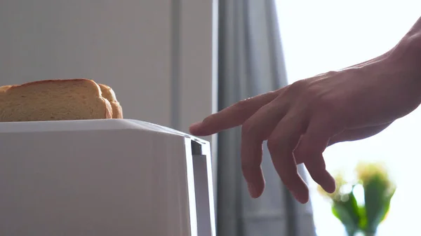 Mutfakta Bir Erkek Kız Buzdolabından Yiyecek Çıkarır Tost Makinesinin Yanına — Stok fotoğraf