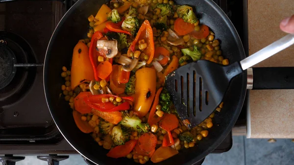 Lezzetli taze sebzeler tavada pişirilir, evdeki vejetaryenler için yemek. Sebze, Biyolojik Ürün, Mantar, Brokoli, Renkli Lahana, Havuç, Mısır, Paprika.