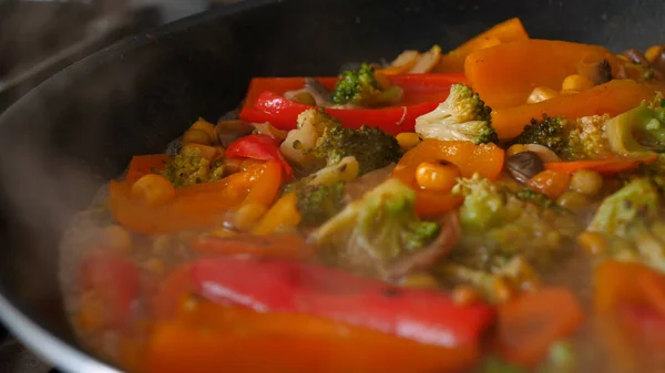 Verduras Frescas Deliciosas Guisam Uma Panela Comida Vegetarianos Casa Conceito — Fotografia de Stock