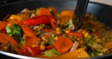 Lezzetli taze sebzeler tavada pişirilir, evdeki vejetaryenler için yemek. Sebze, Biyolojik Ürün, Mantar, Brokoli, Renkli Lahana, Havuç, Mısır, Paprika.