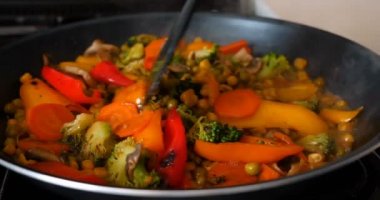Lezzetli taze sebzeler tavada pişirilir, evdeki vejetaryenler için yemek. Sebze, Biyolojik Ürün, Mantar, Brokoli, Renkli Lahana, Havuç, Mısır, Paprika.