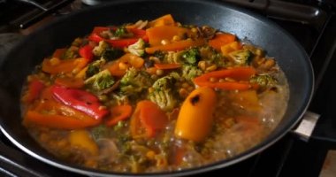 Lezzetli taze sebzeler tavada pişirilir, evdeki vejetaryenler için yemek. Sebze, Biyolojik Ürün, Mantar, Brokoli, Renkli Lahana, Havuç, Mısır, Paprika.