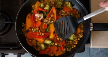 Lezzetli taze sebzeler tavada pişirilir, evdeki vejetaryenler için yemek. Sebze, Biyolojik Ürün, Mantar, Brokoli, Renkli Lahana, Havuç, Mısır, Paprika.