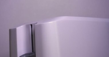 Mutfakta, bir erkek (kız) buzdolabından yiyecek çıkarır ve tost makinesinin yanına kahvaltı hazırlar, hazır ekmek kızartma makineleri çıkarılır. Ev yapımı yemek, rahatlık, kahvaltı, ağır çekim kavramı.