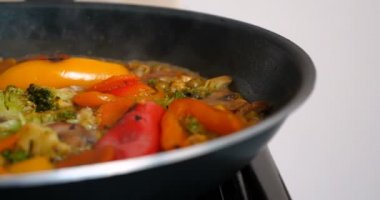 Lezzetli taze sebzeler tavada pişirilir, evdeki vejetaryenler için yemek. Sebze, Biyolojik Ürün, Mantar, Brokoli, Renkli Lahana, Havuç, Mısır, Paprika.