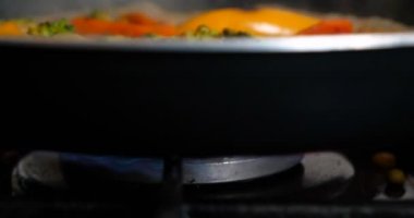 Lezzetli taze sebzeler tavada pişirilir, evdeki vejetaryenler için yemek. Sebze, Biyolojik Ürün, Mantar, Brokoli, Renkli Lahana, Havuç, Mısır, Paprika.