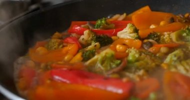 Lezzetli taze sebzeler tavada pişirilir, evdeki vejetaryenler için yemek. Sebze, Biyolojik Ürün, Mantar, Brokoli, Renkli Lahana, Havuç, Mısır, Paprika.