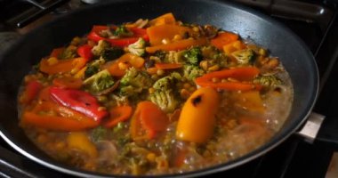 Lezzetli taze sebzeler tavada pişirilir, evdeki vejetaryenler için yemek. Sebze, Biyolojik Ürün, Mantar, Brokoli, Renkli Lahana, Havuç, Mısır, Paprika.