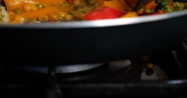 Lezzetli taze sebzeler tavada pişirilir, evdeki vejetaryenler için yemek. Sebze, Biyolojik Ürün, Mantar, Brokoli, Renkli Lahana, Havuç, Mısır, Paprika.