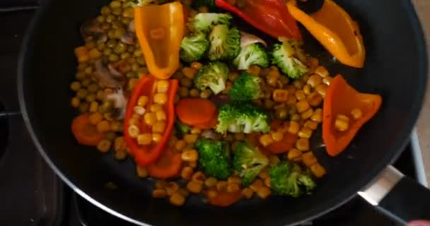 Heerlijke Verse Groenten Worden Gestoofd Een Pan Voedsel Voor Vegetariërs — Stockvideo