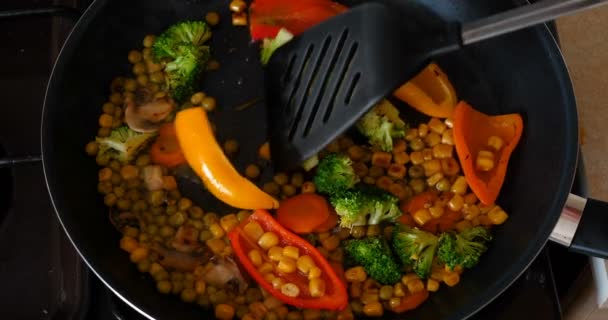 Lezzetli Taze Sebzeler Tavada Pişirilir Evdeki Vejetaryenler Için Yemek Sebze — Stok video