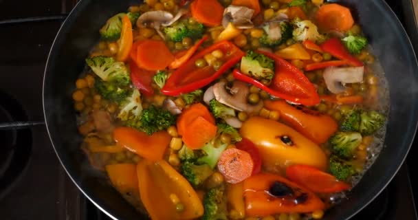 Deliciosas Verduras Frescas Guisan Una Sartén Comida Para Vegetarianos Casa — Vídeo de stock