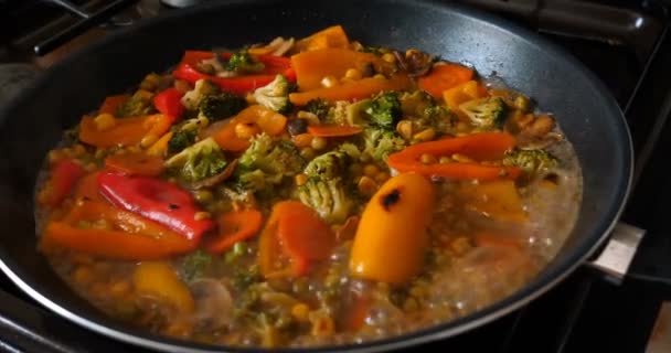 Deliciosas Verduras Frescas Guisan Una Sartén Comida Para Vegetarianos Casa — Vídeo de stock