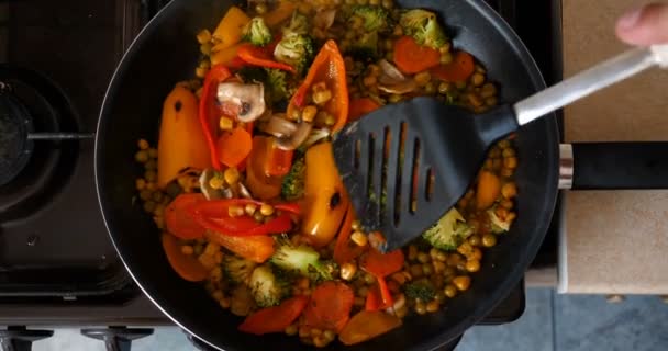 Lahodná čerstvá zelenina je dušená v pánvi, jídlo pro vegetariány doma. Koncept: zelenina, bio produkt, houby, brokolice, barevné zelí, mrkev, kukuřice, paprika.