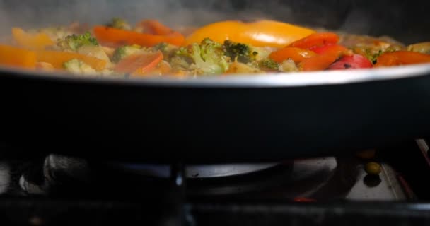 おいしい新鮮な野菜は 家庭で菜食主義者のための食べ物である鍋で煮込まれています バイオ製品 キノコ ブロッコリー カラーキャベツ ニンジン トウモロコシ パプリカ — ストック動画