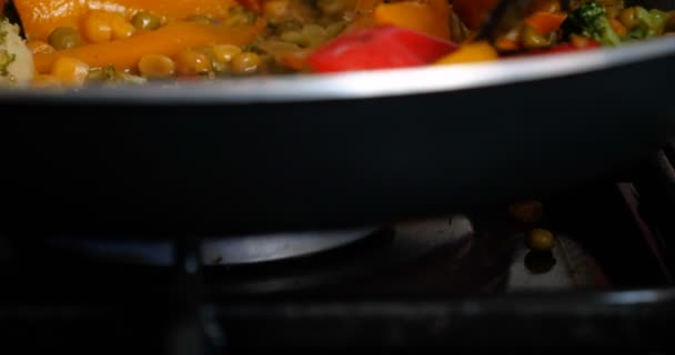 おいしい新鮮な野菜は 家庭で菜食主義者のための食べ物である鍋で煮込まれています バイオ製品 キノコ ブロッコリー カラーキャベツ ニンジン トウモロコシ パプリカ — ストック動画