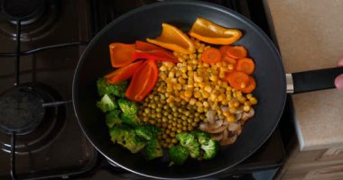 Lezzetli taze sebzeler tavada pişirilir, evdeki vejetaryenler için yemek. Sebze, Biyolojik Ürün, Mantar, Brokoli, Renkli Lahana, Havuç, Mısır, Paprika.